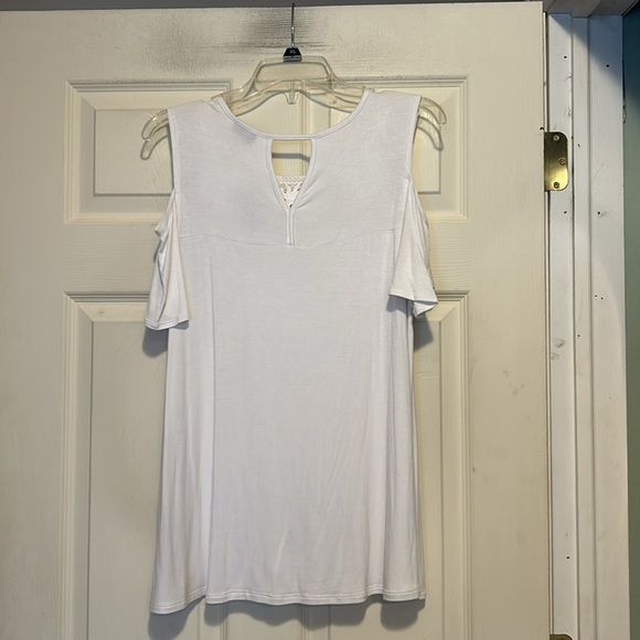 B.L.E.U. Cold Shoulder Top Size Medium NWT Women's White - Picture 7 of 8